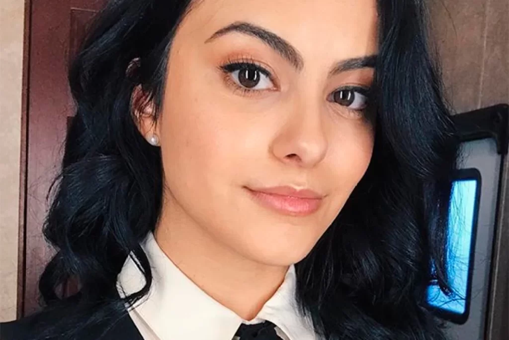 As sobrancelhas angulosas de Camila Mendes realçam seus traços delicados e conferem uma aparência dramática e sedutora.

Descubra os Estilos de Sobrancelhas das Estrelas de Hollywood